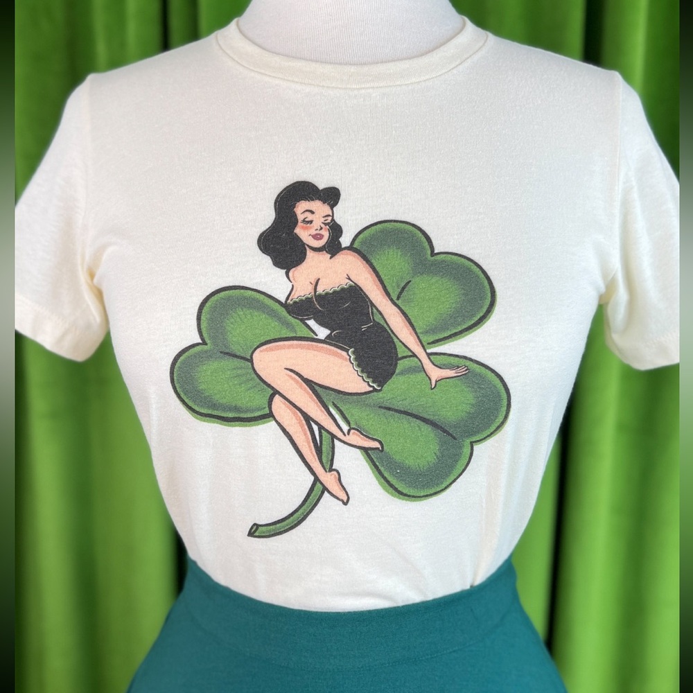 🍀 Retro Pin Up Saint Paddy’s day four leaf clover T-shirt large